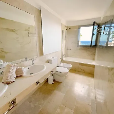 빌라 Luxury Oceanview De Nava With Heated Private Pool *